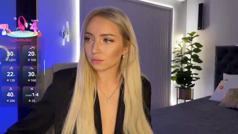 Snapshot of ohmyemma chatting on October 18, 2025, 1:30 am Emma online show from October 18, 2025, 1:30 am