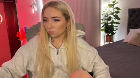 Snapshot of ohmyemma chatting on November 3, 2025, 1:19 am Emma online show from November 3, 2025, 1:19 am