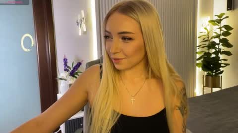 Snapshot of ohmyemma chatting on November 15, 2025, 2:09 am Emma online show from November 15, 2025, 2:09 am