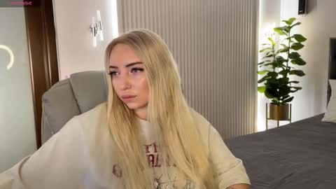 Snapshot of ohmyemma chatting on November 17, 2025, 1:55 am Emma online show from November 17, 2025, 1:55 am