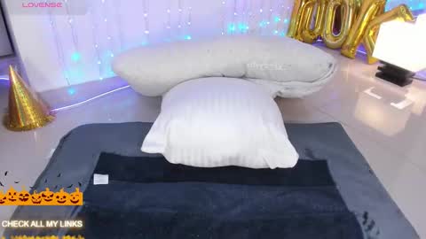 ohyesly_ online show from November 1, 2025, 10:50 am