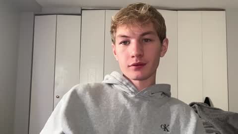 Snapshot of oliver_beck chatting on December 12, 2024, 2:15 am Oliver Beck online show from December 12, 2024, 2:15 am