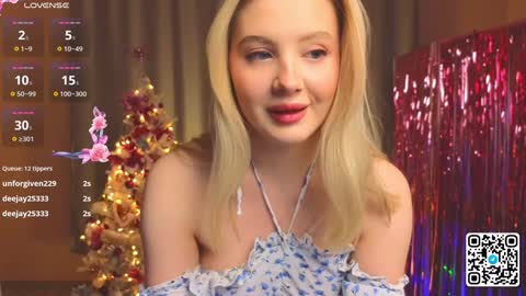 Snapshot of oliviabr0wn chatting on December 15, 2024, 2:08 am Olivia online show from December 15, 2024, 2:08 am