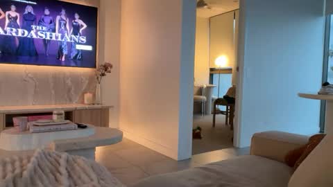 Olivia Brookes online show from November 9, 2025, 7:50 am