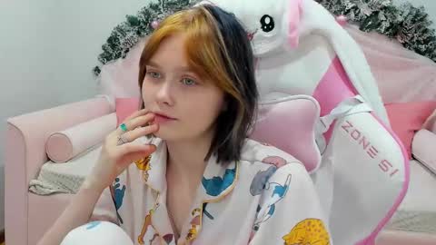 OliviaLaurens online show from December 17, 2025, 6:52 am