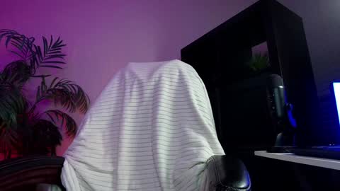 Snapshot of oliviaowens chatting on February 26, 2025, 9:21 am Olivia Owens online show from February 26, 2025, 9:21 am