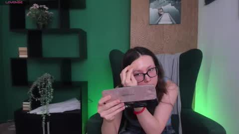 Snapshot of oliviaturner chatting on December 16, 2025, 12:54 pm Olivia online show from December 16, 2025, 12:54 pm