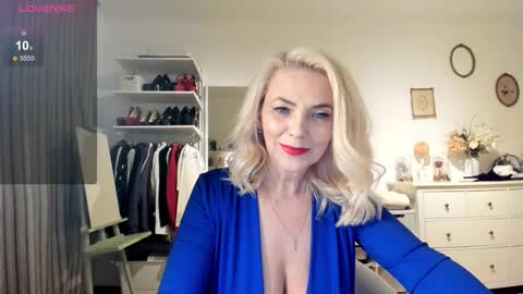 ollalla7 online show from September 13, 2025, 2:06 pm