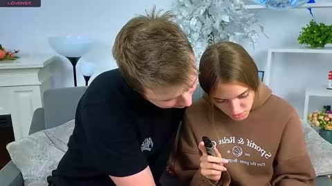 Snapshot of ollistiw chatting on December 5, 2025, 8:34 am Olli and Stiw online show from December 5, 2025, 8:34 am