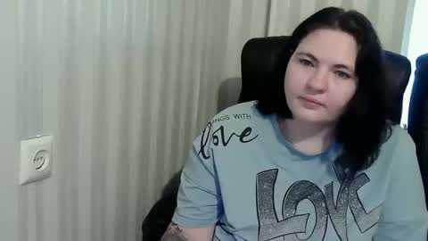 OlyaAndNetty online show from November 6, 2025, 9:32 am