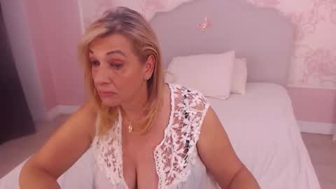 Snapshot of oneblondenicole chatting on October 19, 2025, 4:46 am Nicole online show from October 19, 2025, 4:46 am