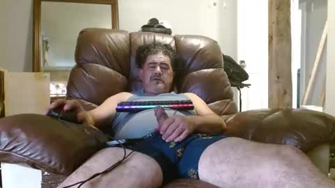 Snapshot of onewayallday chatting on December 19, 2024, 4:35 pm onewaykenny online show from December 19, 2024, 4:35 pm