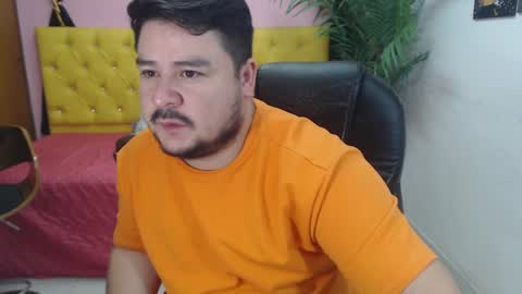 Snapshot of oso_gael chatting on February 8, 2025, 5:29 pm Bear Gael online show from February 8, 2025, 5:29 pm