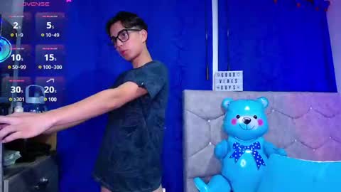 Owen  Independent model  online show from December 3, 2024, 6:04 am