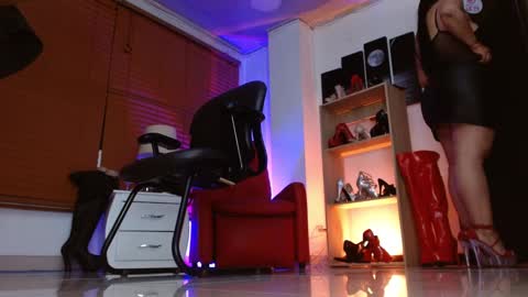 PAOLA  online show from November 26, 2025, 10:05 am