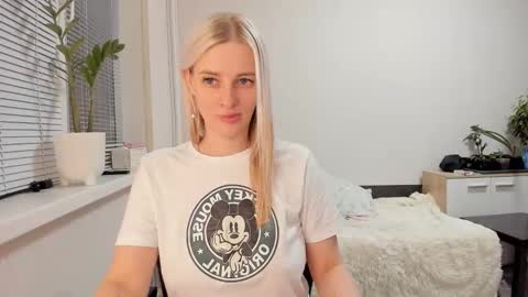 Snapshot of paris_hilt_on chatting on February 28, 2025, 1:25 pm Sasha online show from February 28, 2025, 1:25 pm