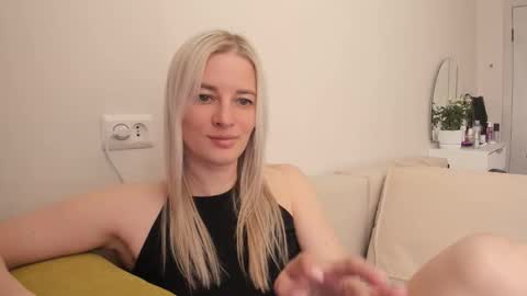 Snapshot of paris_hilt_on chatting on September 23, 2025, 3:42 am Sasha online show from September 23, 2025, 3:42 am