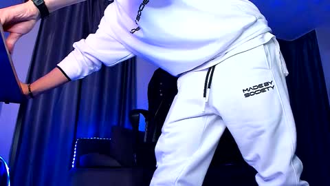 Paris online show from December 5, 2025, 7:10 pm