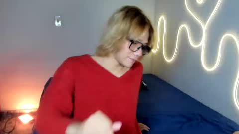 Snapshot of parisstone2 chatting on December 9, 2024, 9:48 pm connie online show from December 9, 2024, 9:48 pm