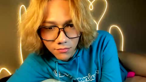 Snapshot of parisstone2 chatting on December 11, 2024, 9:45 pm connie online show from December 11, 2024, 9:45 pm