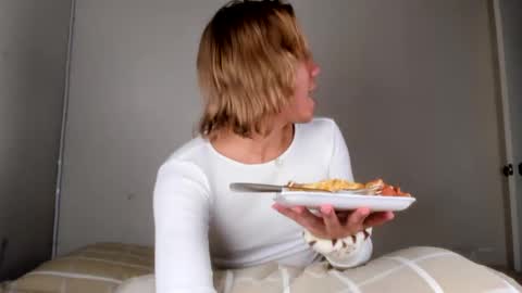 Snapshot of parisstone2 chatting on January 10, 2025, 3:39 am connie online show from January 10, 2025, 3:39 am