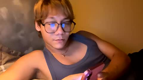 Snapshot of parisstone2 chatting on March 1, 2025, 11:26 pm connie online show from March 1, 2025, 11:26 pm