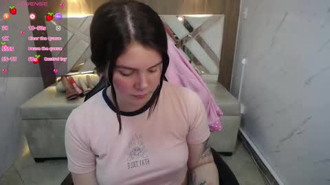 Snapshot of paula_b_ chatting on October 3, 2025, 12:57 pm Paula online show from October 3, 2025, 12:57 pm