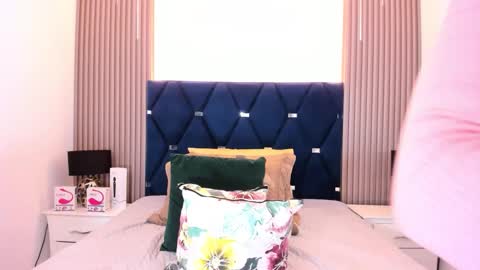 Snapshot of pauline_fox chatting on November 1, 2025, 1:29 am Pauline online show from November 1, 2025, 1:29 am