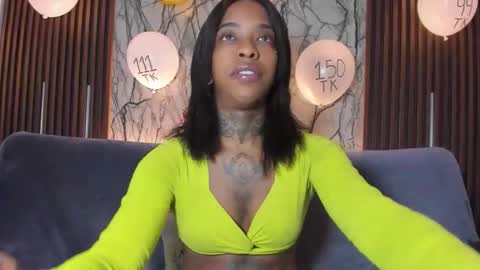 Snapshot of pauline_fox chatting on November 17, 2025, 1:33 am Pauline online show from November 17, 2025, 1:33 am