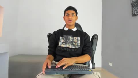 Snapshot of paull_cassidy chatting on October 27, 2025, 7:40 pm Paull Cassidy online show from October 27, 2025, 7:40 pm