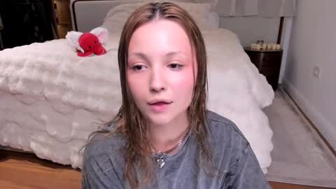 Snapshot of peachvibes chatting on November 2, 2025, 5:10 am Lili online show from November 2, 2025, 5:10 am