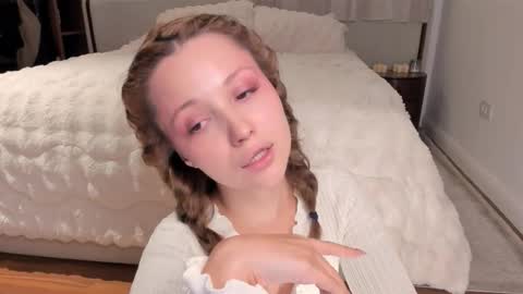 Snapshot of peachvibes chatting on December 3, 2025, 6:54 am Lili online show from December 3, 2025, 6:54 am