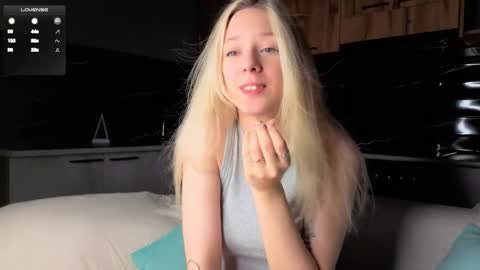 Snapshot of peek_in_my_window chatting on December 16, 2025, 1:10 am tony online show from December 16, 2025, 1:10 am