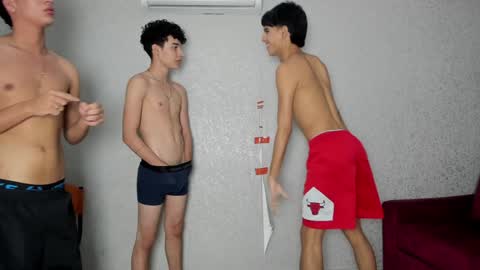 Snapshot of pelusos_mens chatting on January 4, 2025, 12:05 am CAIN-19 ALLEN-18 RONALD-18 AUSTIN-18 MOD DANTE online show from January 4, 2025, 12:05 am