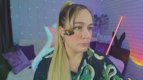 Dia  online show from February 2, 2025, 10:28 pm