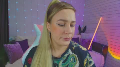 Dia  online show from February 3, 2025, 10:54 pm