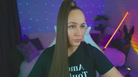 Dia  online show from September 15, 2025, 7:47 pm