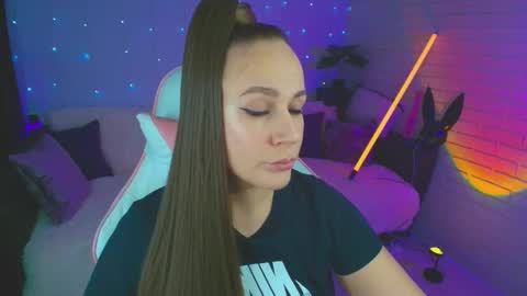 Dia  online show from October 5, 2025, 7:34 pm