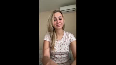 Julia online show from November 14, 2025, 4:33 am