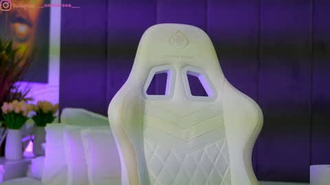 Dee online show from November 21, 2025, 5:44 pm