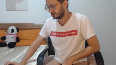 Snapshot of peter_x_annaud chatting on November 3, 2025, 10:49 am FELIPE online show from November 3, 2025, 10:49 am