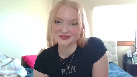 Snapshot of petite_cupcake chatting on February 21, 2025, 7:21 pm Little cupcake online show from February 21, 2025, 7:21 pm