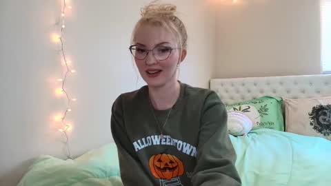 Snapshot of petite_cupcake chatting on October 27, 2025, 5:39 pm Little cupcake online show from October 27, 2025, 5:39 pm