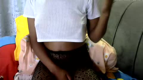 Snapshot of petite_loverr chatting on February 6, 2025, 6:29 am Petite loverr online show from February 6, 2025, 6:29 am