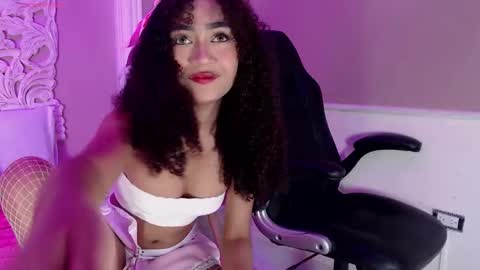 Snapshot of petite_luxury chatting on October 11, 2025, 8:40 pm petite luxury online show from October 11, 2025, 8:40 pm