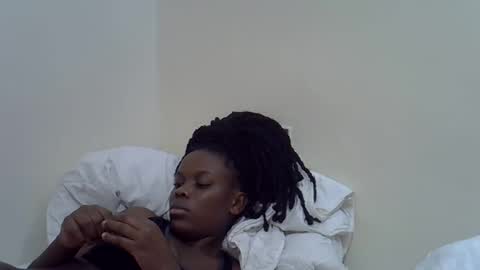 petite_melan online show from November 12, 2025, 1:44 pm