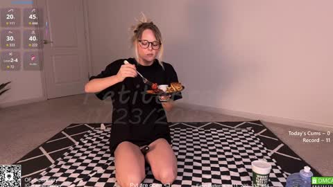 Snapshot of petitebrat chatting on November 23, 2025, 8:52 pm PiperAvery online show from November 23, 2025, 8:52 pm