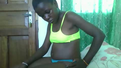 petitesweetchiq online show from December 16, 2025, 7:13 am