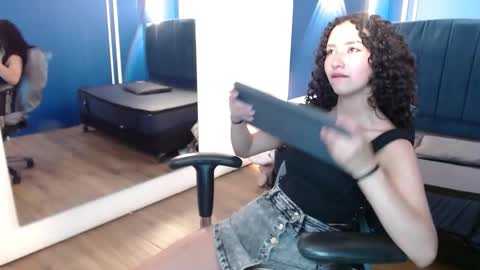 Snapshot of pettymoon chatting on October 27, 2025, 4:22 pm Moon online show from October 27, 2025, 4:22 pm