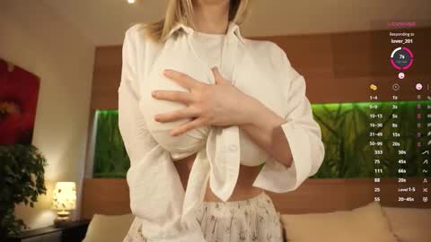 Snapshot of philippadelmore chatting on October 28, 2025, 5:59 pm Bella online show from October 28, 2025, 5:59 pm